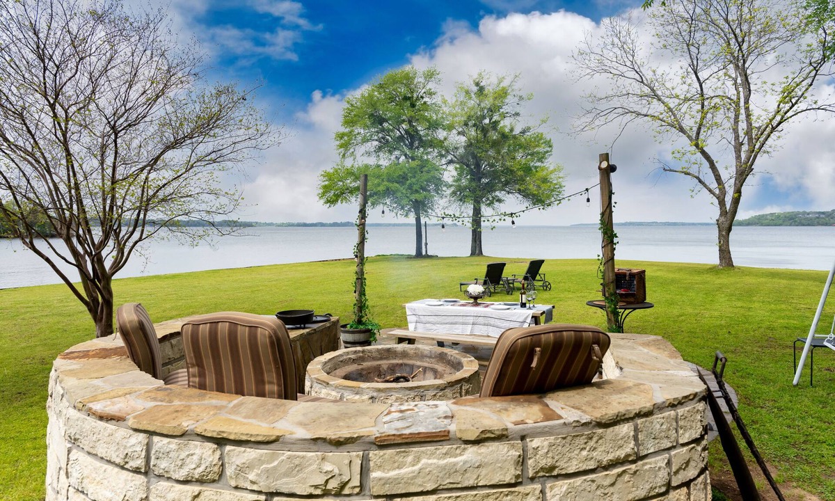 Berryville House | Two Waterfront cottages for the price of one! Porch living area off main house !