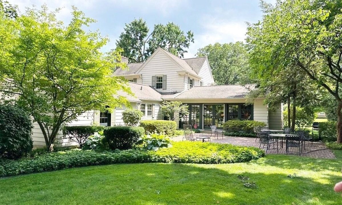 South Bend House | Twyckenham House Elegant 5BR Stay Near Notre Dame Sleeps 10+
