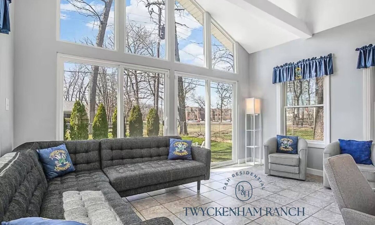 Notre Dame House | Twyckenham Ranch - Walk to ND Campus!