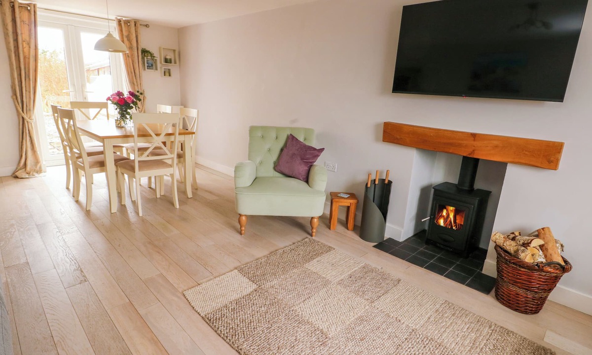 Llanfaelog Cottage | TY BACH, pet friendly, with open fire in Rhosneigr