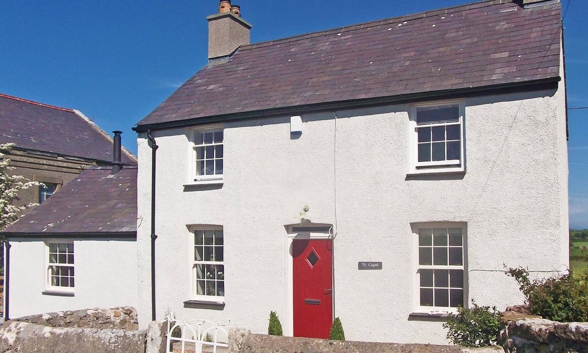 Bodffordd Cottage | TY CAPEL BRYNTWROG, pet friendly, with open fire in Bryntwrog