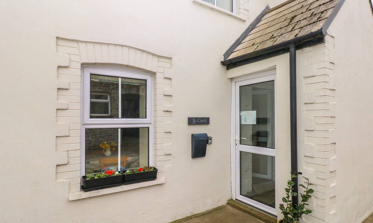 Vale of Glamorgan Cottage | TY COETS, MORFA FARM, pet friendly in Llantwit Major