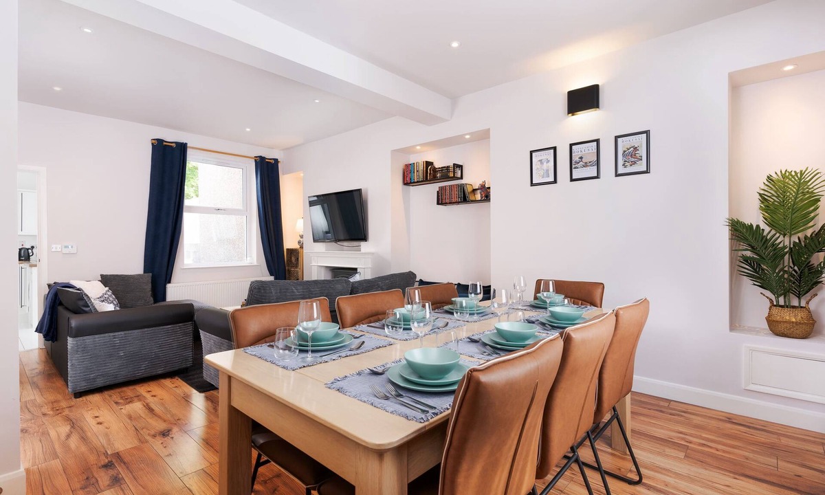 Glynneath House | Ty Gwladus a Einion