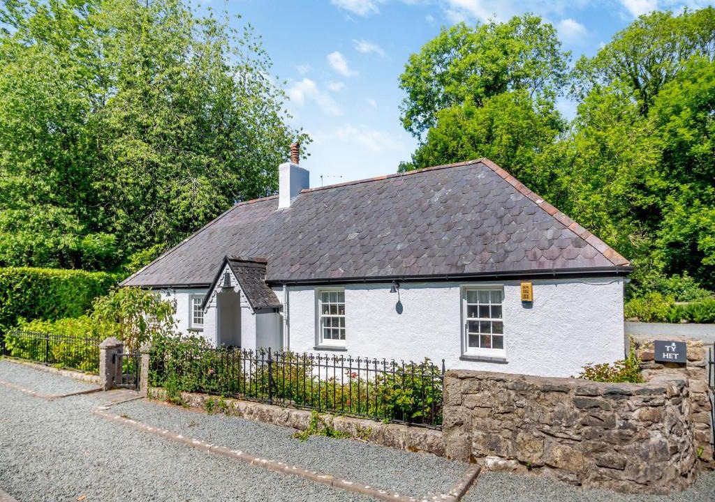 Llanddaniel Fab House | Ty Het