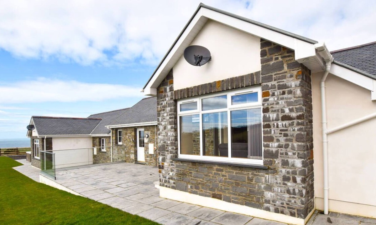 Llansantffraed House | Ty Pair in the beautiful Llanon