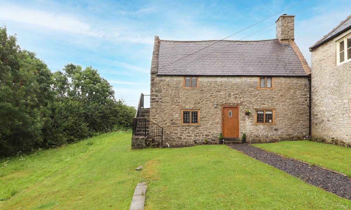Caerwys Cottage | TY TABITHA WYNNE, pet friendly, character holiday cottage in Caerwys