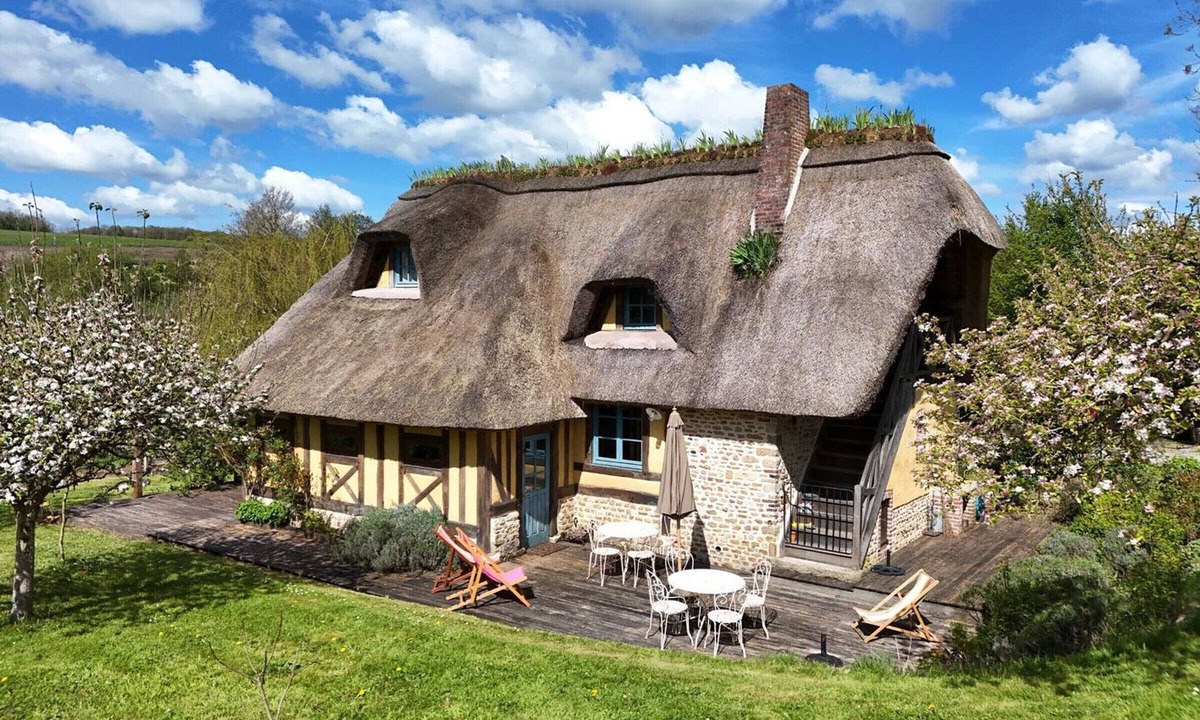 Saint-Evroult-de-Montfort Cottage | Typical cottage with fireplace and garden, pets allowed