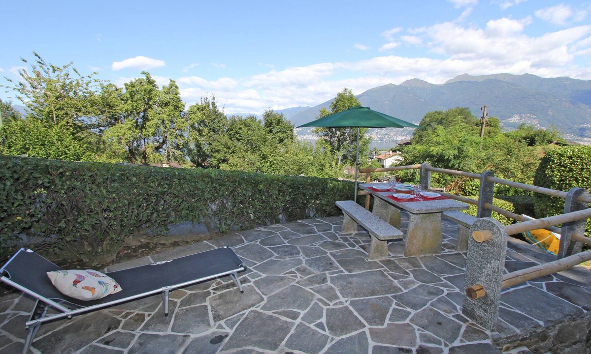 Magadino House | Typical Ticino house in an elevated position in Gambarogno
