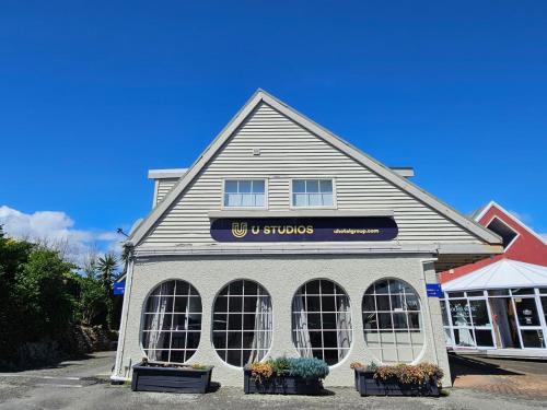 Paraparaumu Beach Hotel | U Studios Paraparaumu Beach