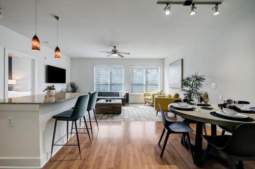 River Oaks Apartment | UBP - Luxury 1 Bed Apt Montrose Resort Living