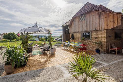 Meikirch House | Uelis-Stöckli-Gästezimmer auf Bauernhof mit Wellness, Billiard und Alpakatrekking