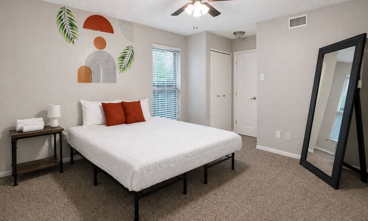 Sherman Apartment | UIC/Med District 2BR | Pool & Parking