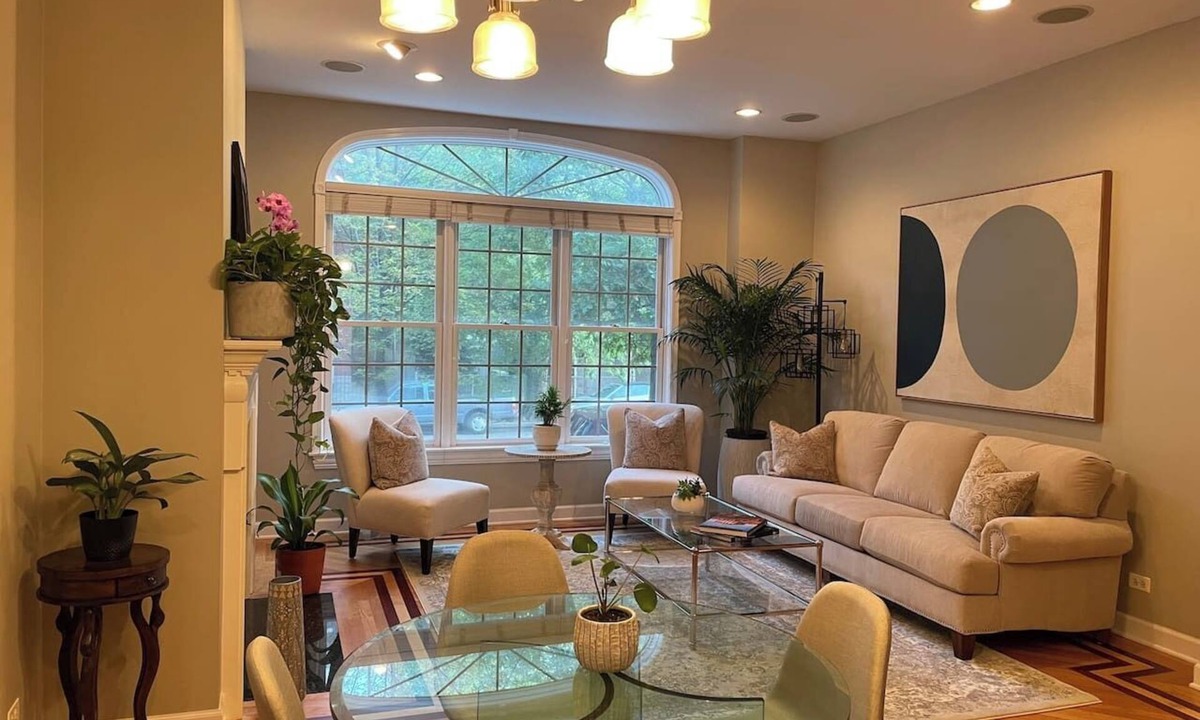 West Town Condo | Ukrainian Village 3BR/3BA Jet Tub, Private Patio, Gated Parking