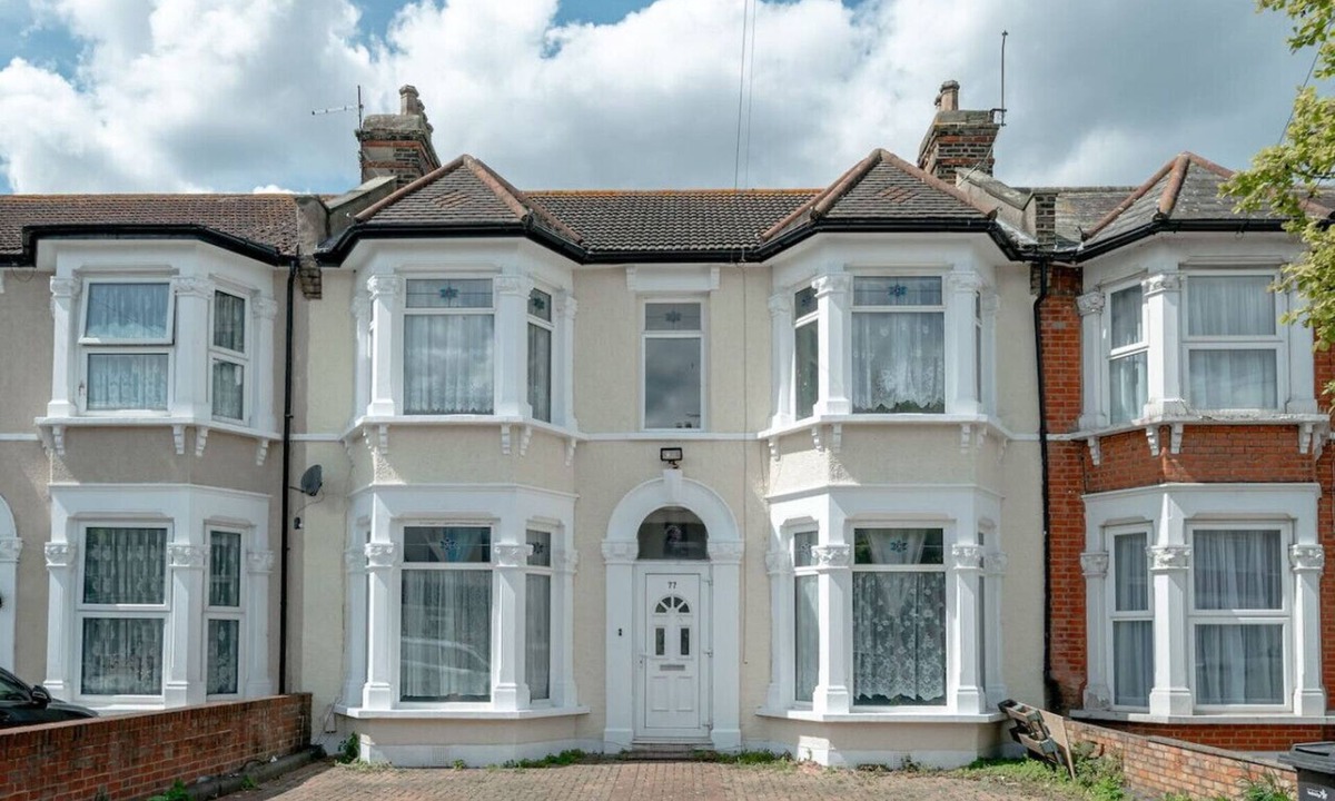 Seven Kings House | Uksas 4 bed house Free parking