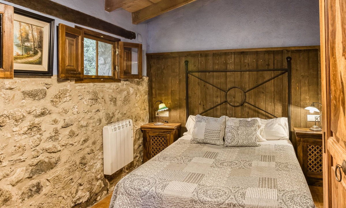 Montagut Apartment | 'Ull De Llebre' Room with Mountain Views, Shared Pool and Shared Terrace