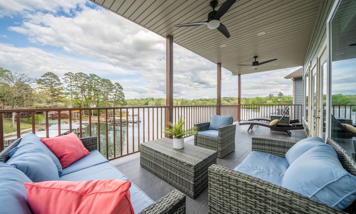 Piney House | Ultimate Spacious Luxury Retreat! Boat Slip, 2 Jet Ski Slips, Kayaks, Hot Tub!