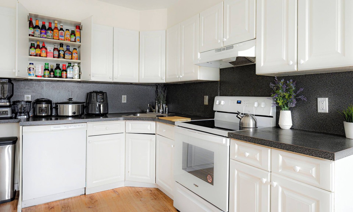 White Plains House | Ultimate 3BR Getaway 4 Queen Beds Sleeps 16 Parking