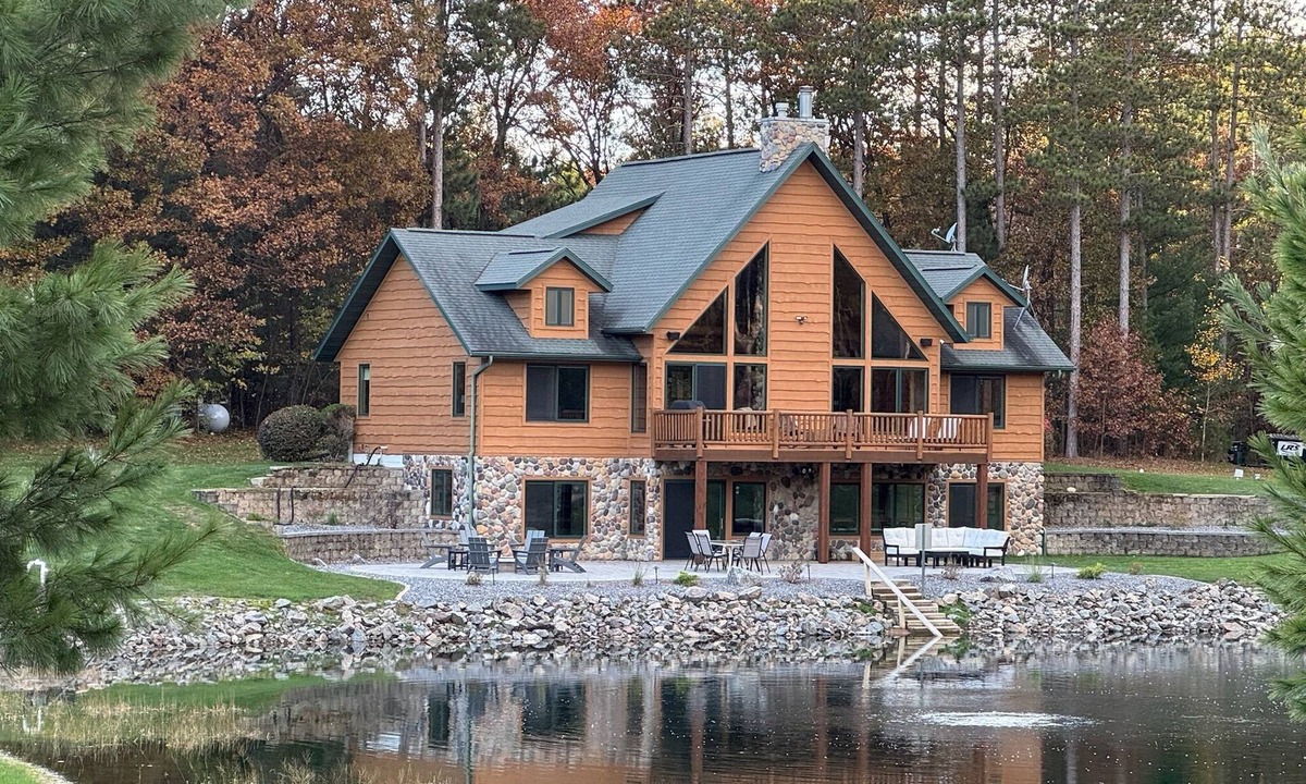 Mauston Cabin | Ultimate All-Season Cabin w/Private Swimming & Fishing Pond at Castle Rock Lake