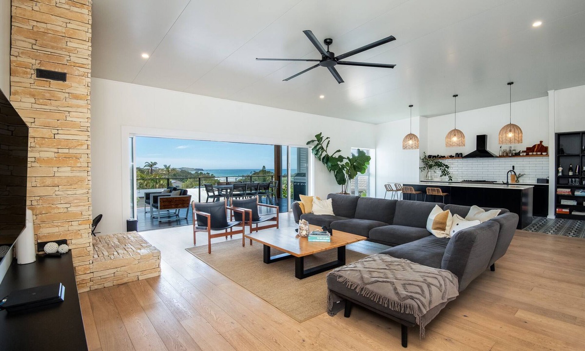 Emerald Beach House | Ultimate Beachside Getaway – Modern Luxury with Emerald Ocean Views 🌊