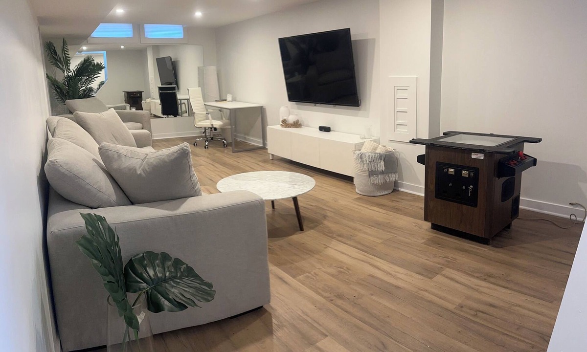 Ottawa Division Apartment | Ultimate Cozy Corner