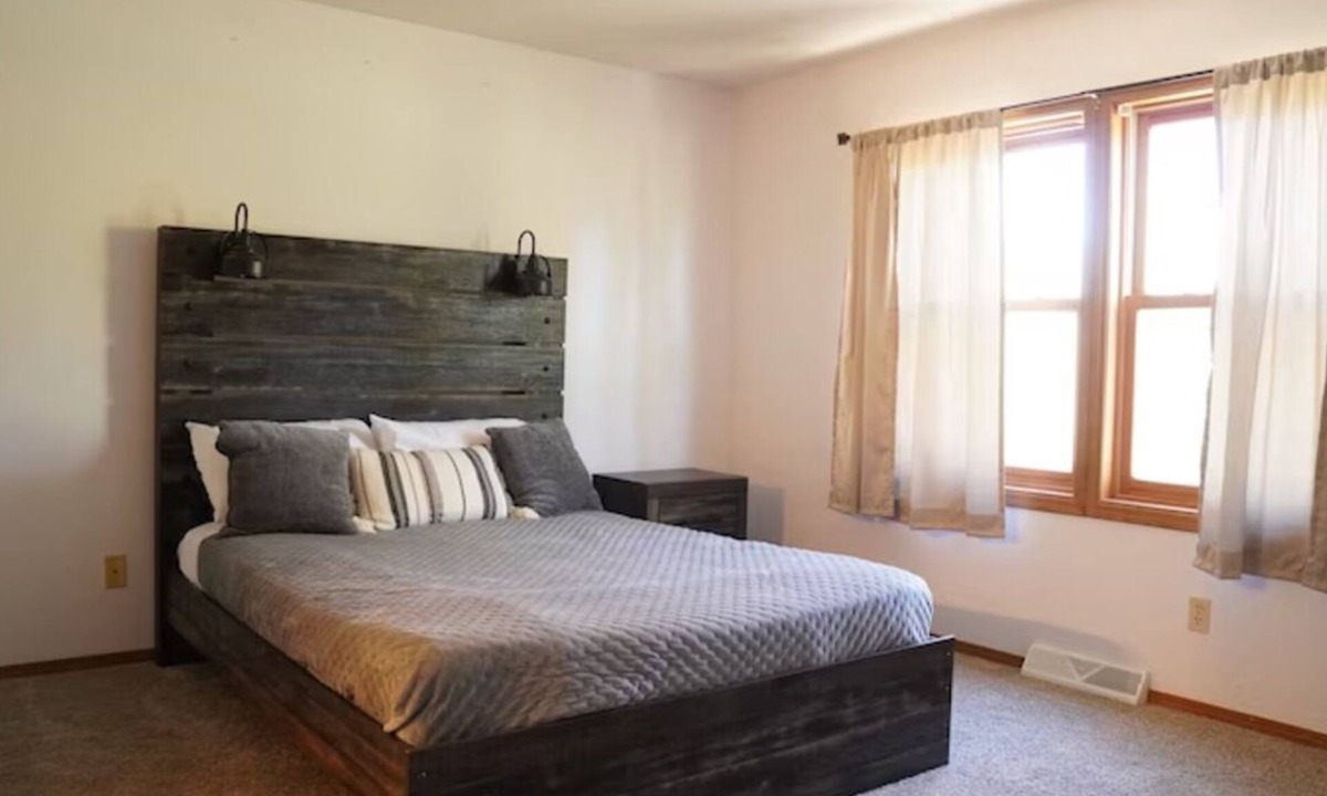Pittsfield House | Ultimate Family Getaway at Pine Lakes | Waterpark, Pool & Lakefront Cabins