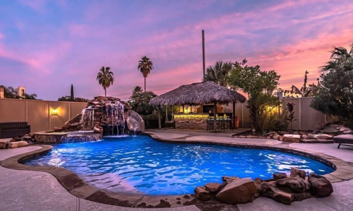 Houston Villa | Ultimate Galleria Poolhouse Resort - 6 BRs