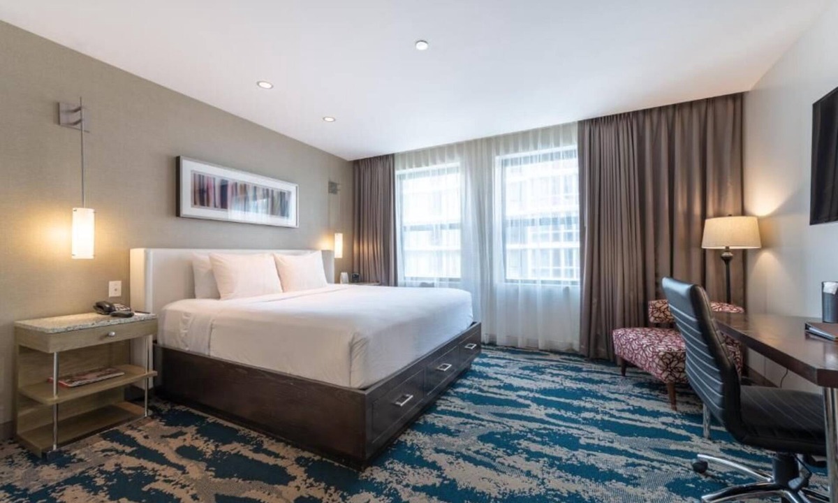 Near North Side Hotel | Ultimate Getaway! Pet-friendly Accommodation Closeto Navy Pier and 360 Chicago.