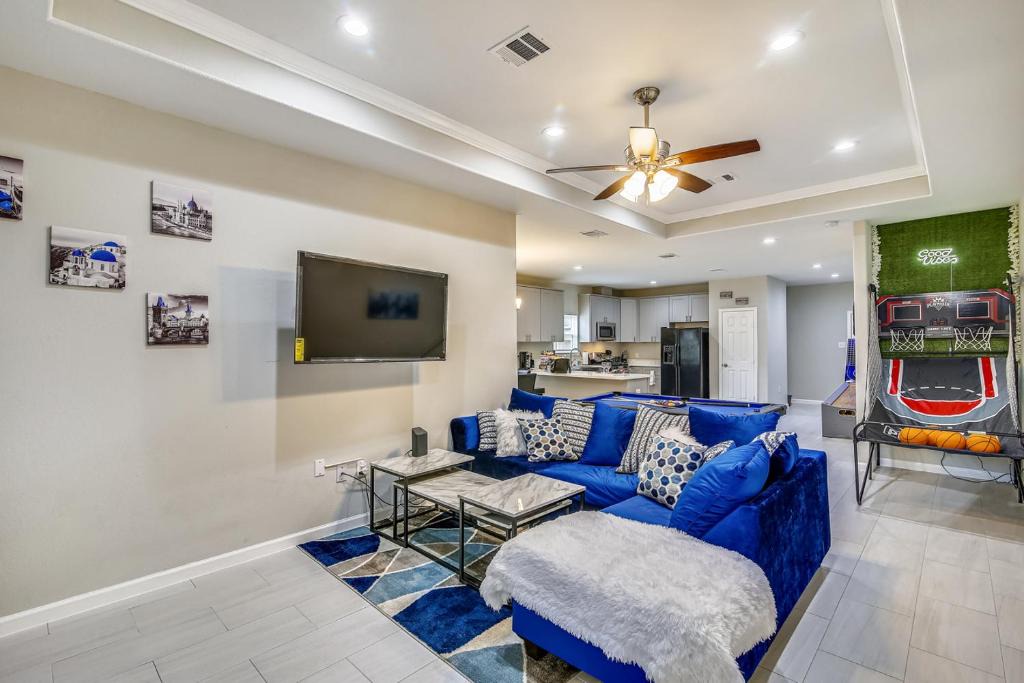 Southeast Houston Villa | Ultimate Getaway-Pool-Games-Hookah-Downtown Htx