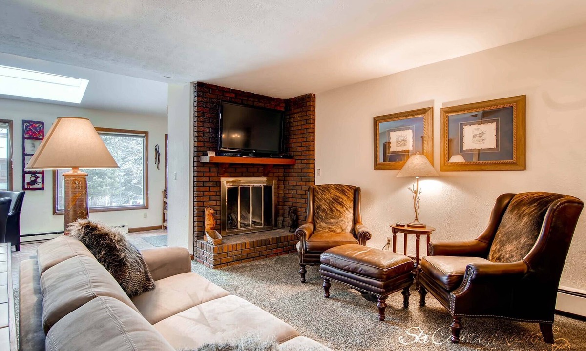 Four O'Clock House | Ultimate Group Getaway: Spacious Multi-Level Retreat, Close to Downtown!