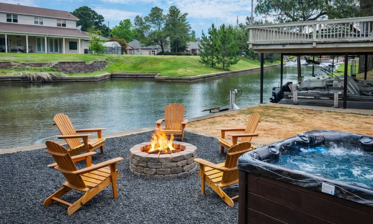 Cedar Creek Reservoir House | Ultimate Group Stay on the Lake - 6BR w/Hot Tub