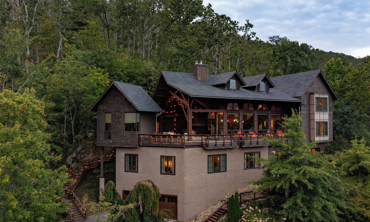 Asheville House | Ultimate Mountain Retreat -Panoramic Views, Golf Simulator, Sauna, Hot Tub, Gym