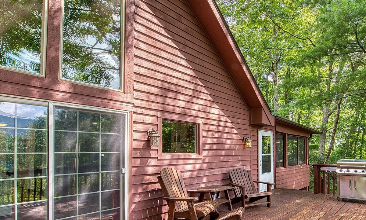 Maggie Valley Cabin | Ultimate Mountain Hideaway: Modern Lodge-Like Cabin with Fire Pit & Hot Tub!