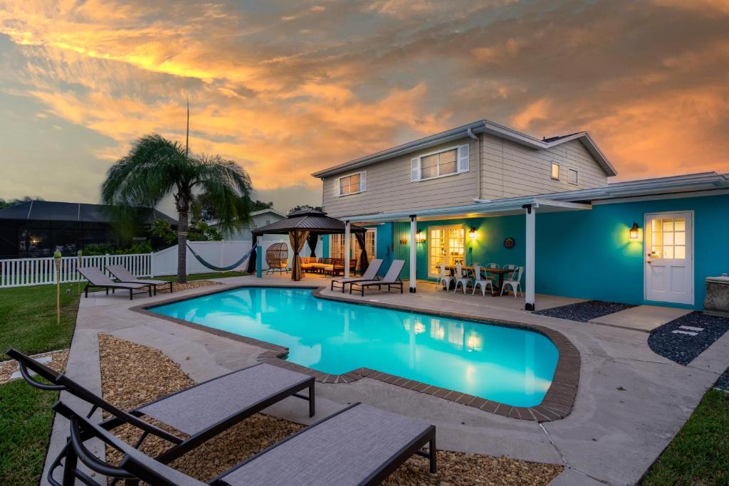 Bay Crest Park House | Ultimate Waterfront Oasis Heated Pool & Boat Dock