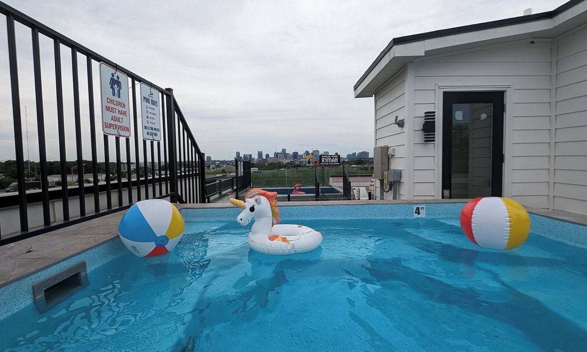 Talbot's Corner House | Ultra Heated Rooftop Pool! Arcade, Elevator, EV Charger, Sleeps 11, Full Home