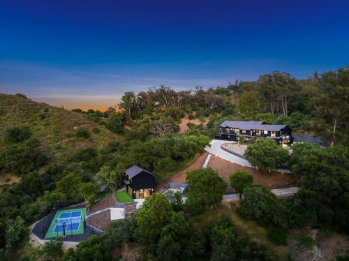 Los Angeles County House | Ultra High-End Villa with Pool, Spa and Private Courts