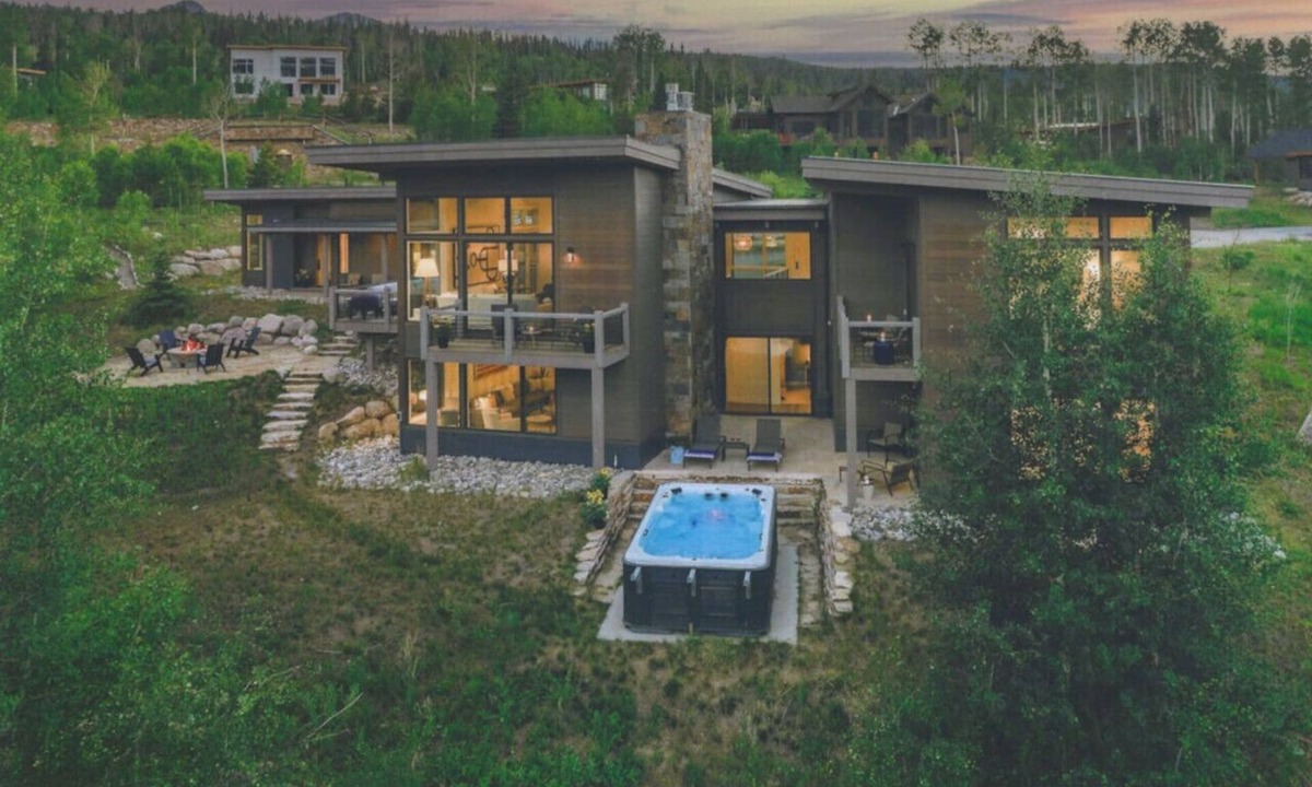 Silverthorne House | Ultra Luxury Retreat | Private Hot Tub + Firepits | Privacy