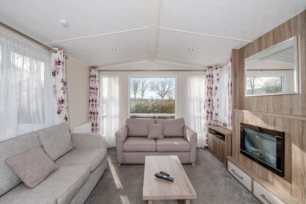 Woodbury House | Ultra modern caravan with one master double with en suite W.