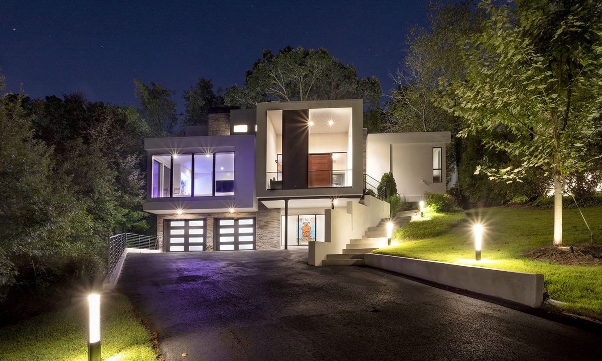 Lavista Park House | Ultra Modern Home With A Pool