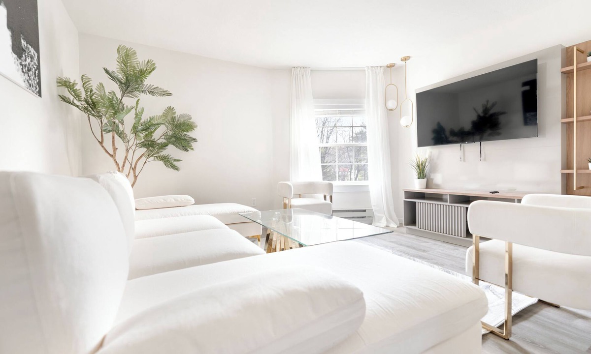 White Plains House | Ultra-Modern Luxe Sleek & Stunning Stay