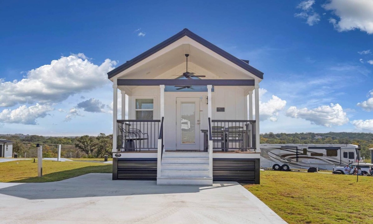 Fredericksburg House | Uma Retreat | Sleeps 7 | Resort Views