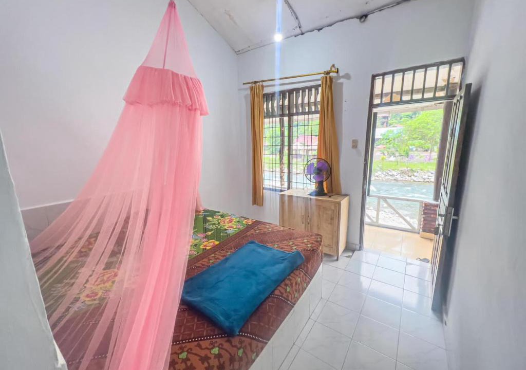 Bukit Lawang Hotel | Umiyuki jungle tour only treking with us