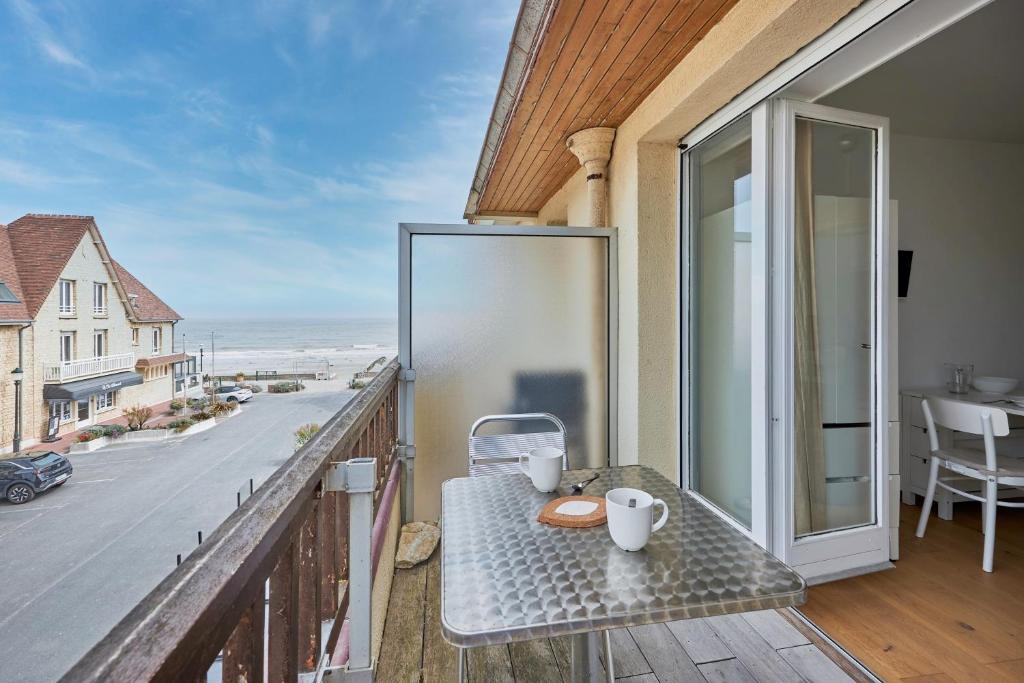 Saint-Regnobert-de-la-Cote-de-Nacre Apartment | Un Balcon sur la Mer - Appt à 30m de la plage