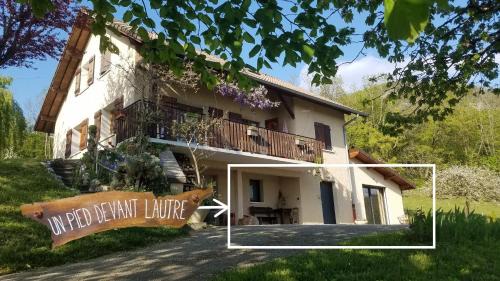Sainte-Marie-d'Alvey Apartment | Un pied devant l'autre