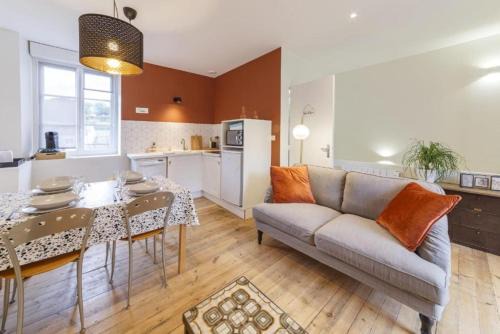 Laval Apartment | Un toit sous les ifs