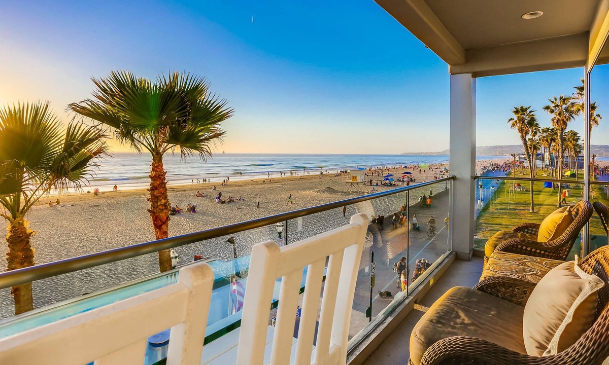 South Mission Beach Condo | Unbeatable beachfront condo with modern kitchen, balcony & unparalleled sunsets