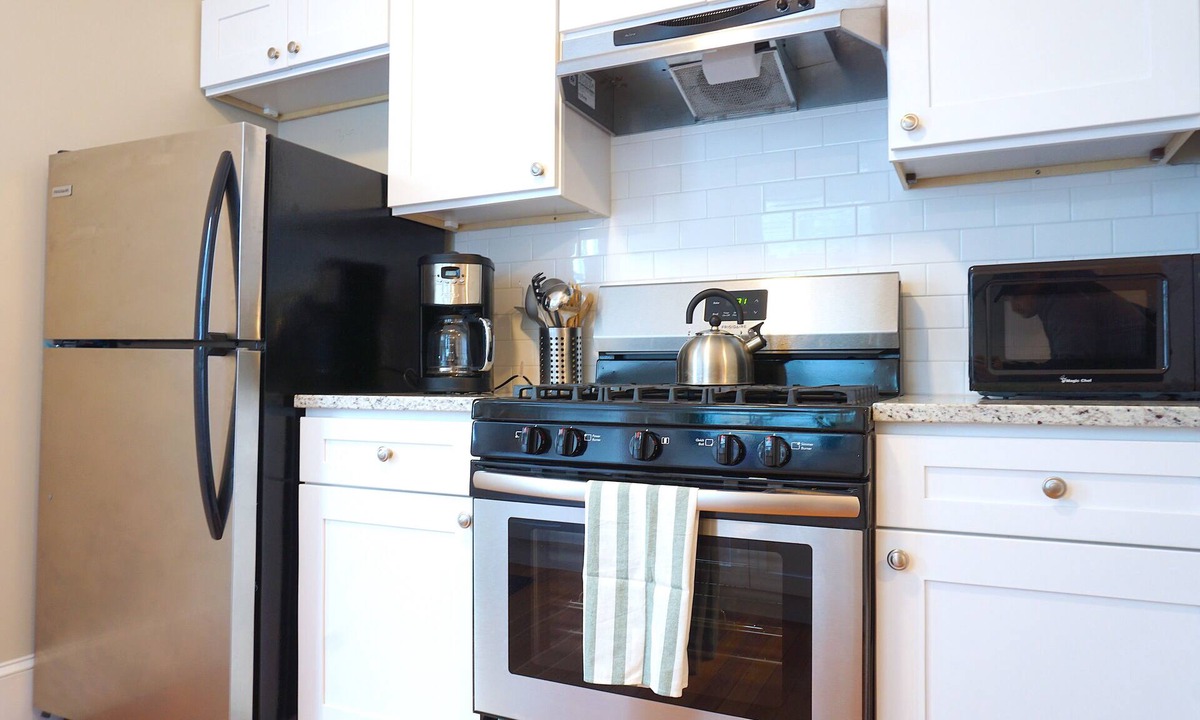 Off Broadway House | ★ Unbeatable Location | 3 Bedrooms | 3 Full Baths ★