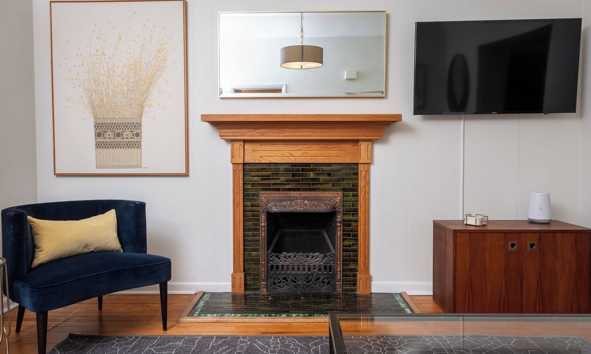 Speer Apartment | Unbeatable Location - Utilities included!