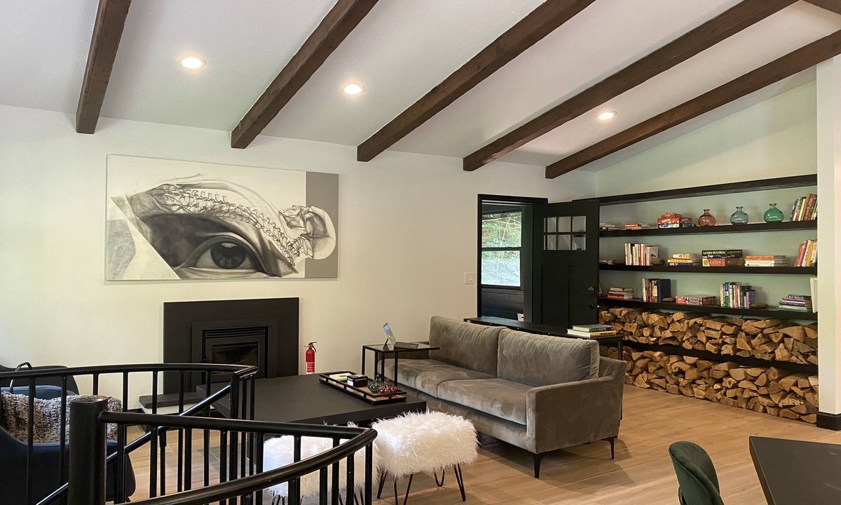 Tannersville House | Uncluttered Elegance Hunter Retreat