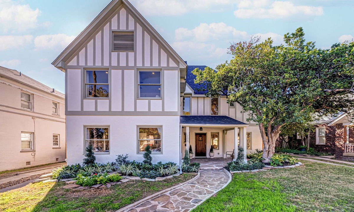 Monte Vista House | Under the Oak: A timeless retreat w/modern luxury
