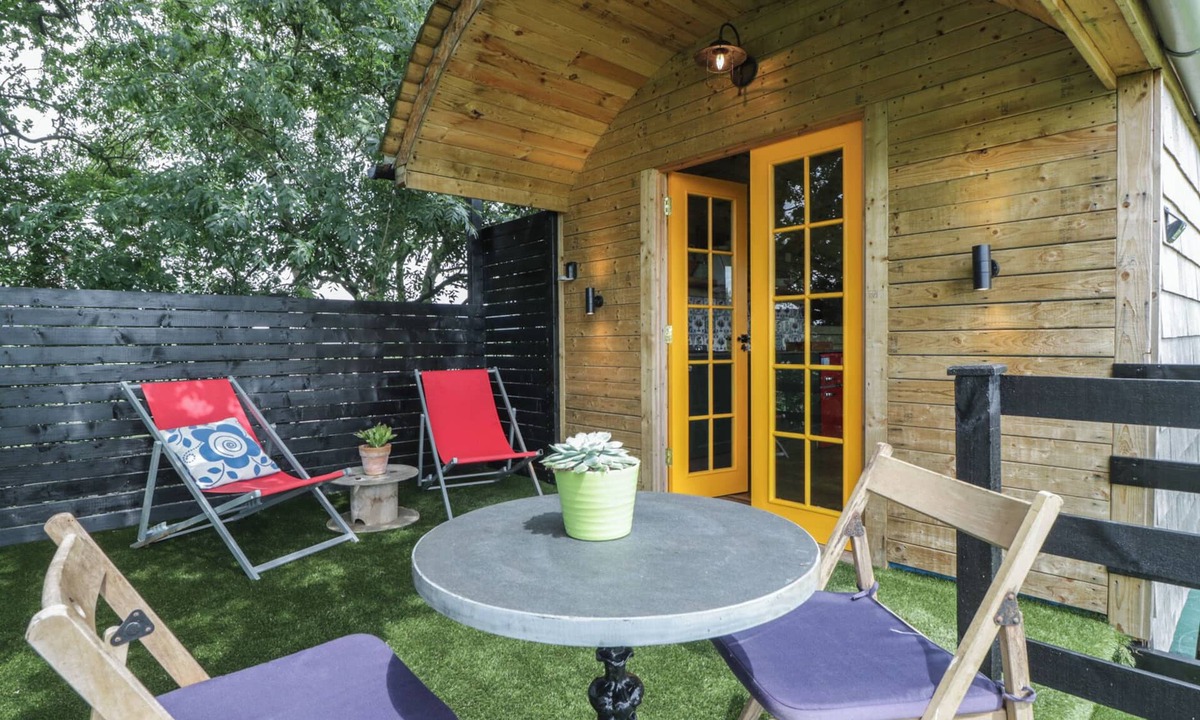 Congresbury Cottage | UNDER THE OAK TREE, romantic, with open fire in Congresbury